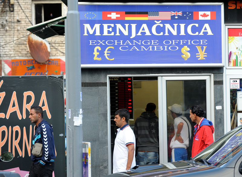 Београд: Мигранти носе паре завијене за појасом