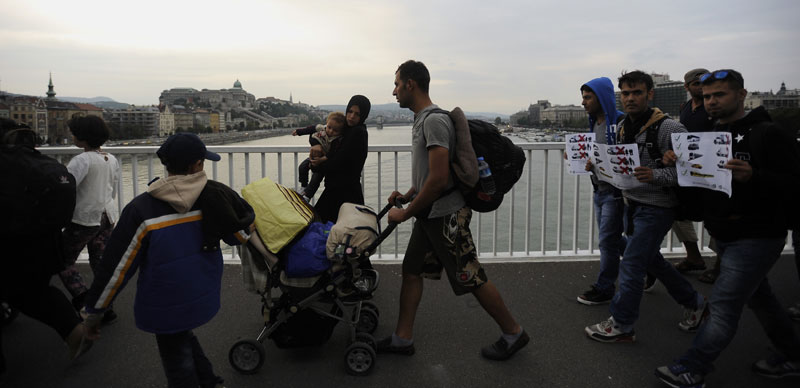 Нова група избеглица кренула пешке из Рескеа ка Будимпешти