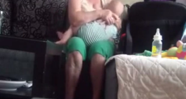 Дадиља из Македоније ухваћена како крвнички туче и псује бебу! (ВИДЕО)