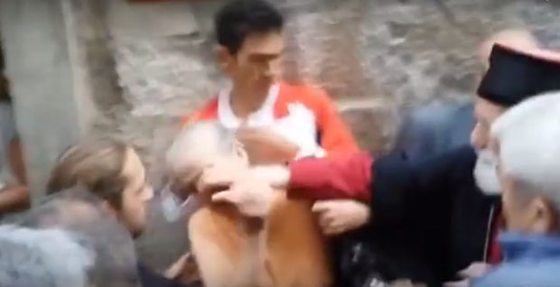 ВИДЕО: Митрополит Црногорске православне цркве ударио старију жену!