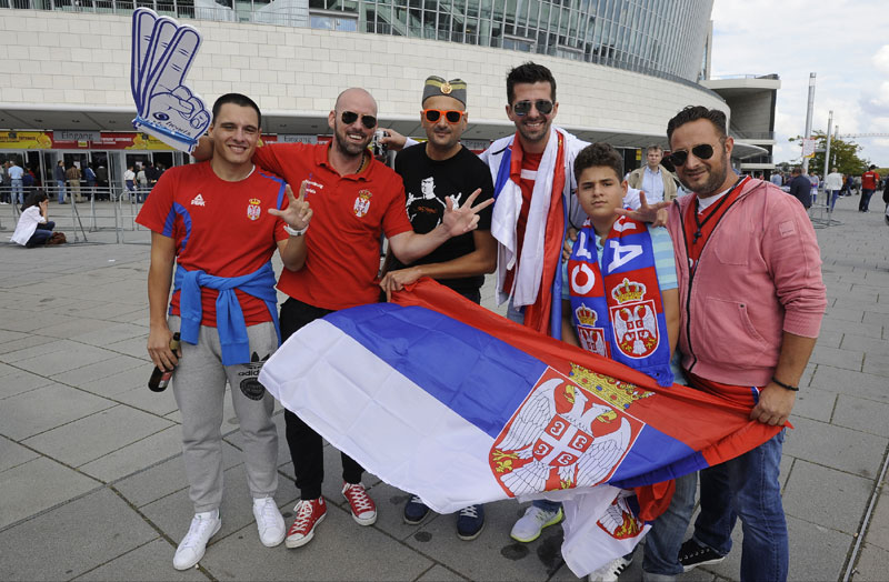 Наши навијачи међу најбројнијима у Берлину: Сви би фотку са Србима