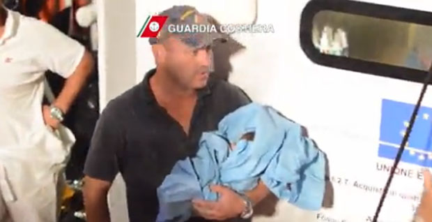 Избегличка криза: Жена родила здраву бебу на мору