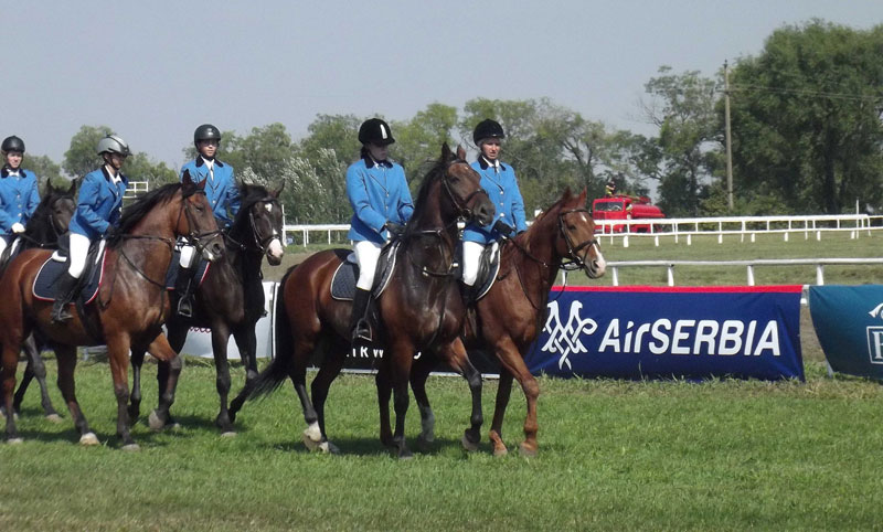 Равницом коњи јуре