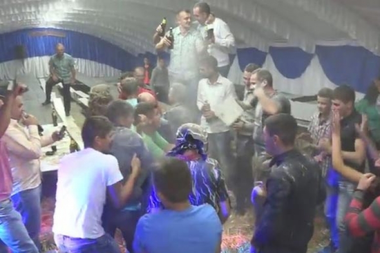 Хит на интернету: Када сватове погоди песма (ВИДЕО)