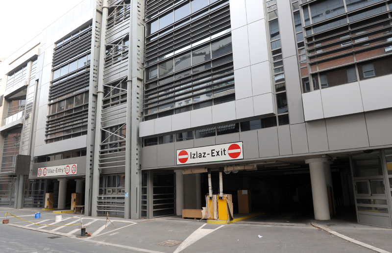 На гаражи још спуштена рампа