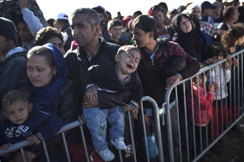 Напето на прелазу Батровци; Хрватска демантује да је кришом хтела да пребаци избеглице у Србију