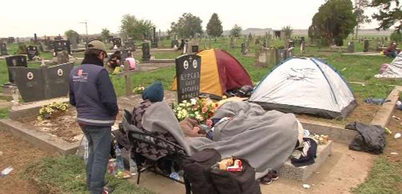 ШОКАНТАН ВИДЕО: Избеглице спавају на српским гробљима