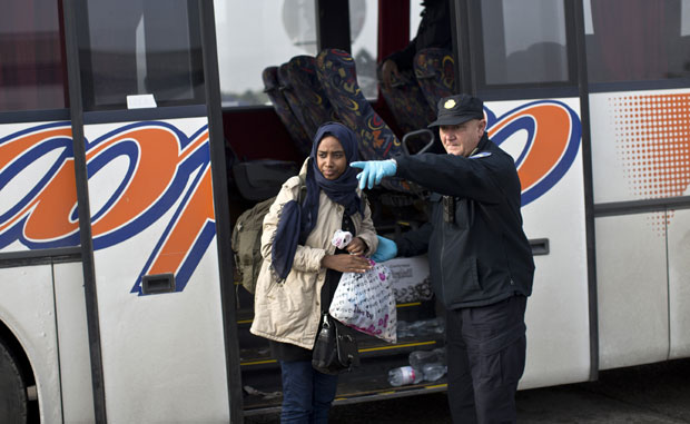 У Опатовцу избеглице обележавају наруквицама