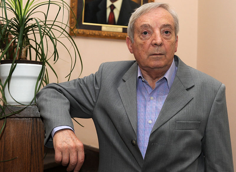 Идеале заменили лични интереси