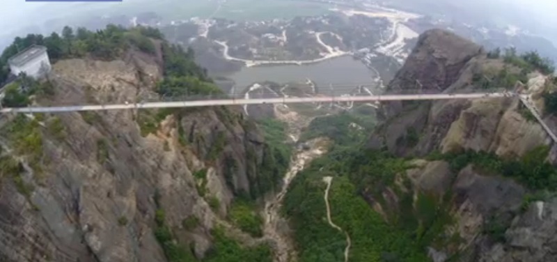 У Кини отворен најдужи стаклени мост на свету!