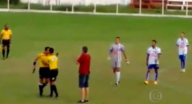 Судија се пиштољем бранио од напада фудбалера
