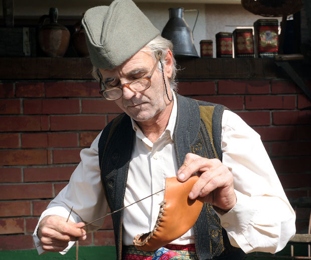 Изложба старе српске обуће: Опанци, по томе се знају Србијанци