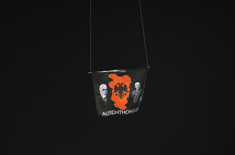 Албанцу који је у Београду подигао дрон забрањен долазак на меч са Србијом