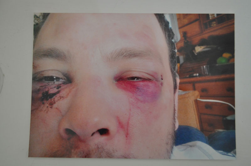 Пијан ударао дечаке дршком од заставе