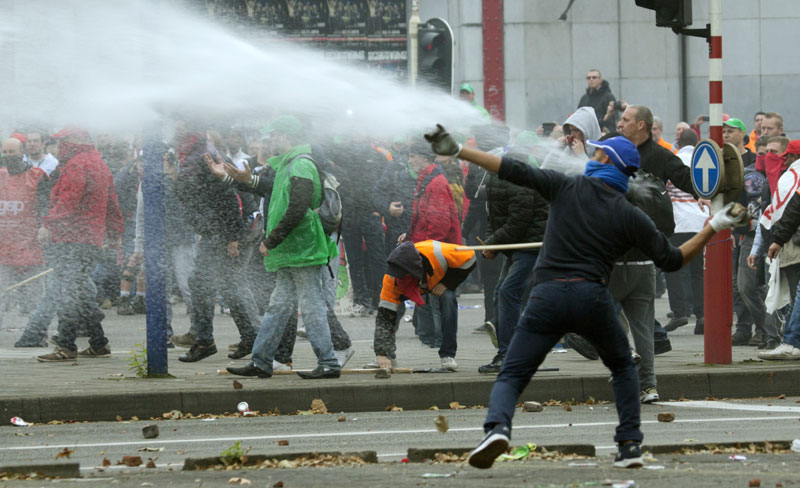 Водени топови и хаос у Бриселу на синдикалном протесту