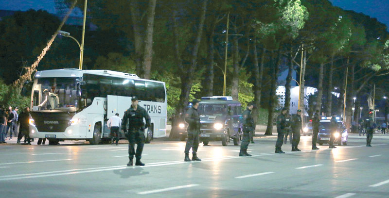 Каменован аутобус српске репрезентације у Тирани, Србија уручила протестну ноту, амбасадор Албаније одбио да је прими!