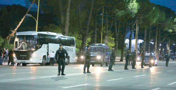 ВИДЕО: Албанска полиција привела нападача на “орлове”