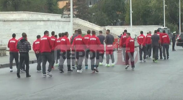 ВИДЕО: Српски фудбалери прошетали Тираном