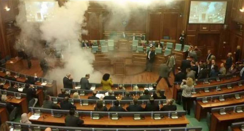 Аљбин Курти  бацио сузавац у Скупштини Косова