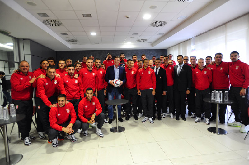 Вучић фудбалерима: Ујединили сте Србију, Влада ће издвојити 150 милиона евра за Национални стадион