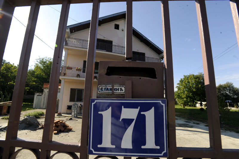 Старица пронађена мртва и у модрицама, комшије тврде: Супруг ју је злостављао, везивао ланцима, шишао до главе!