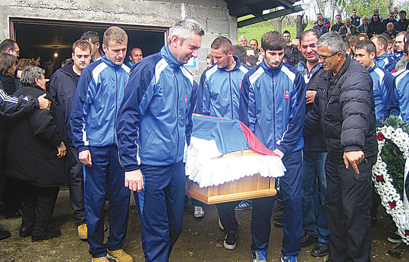 На гробљу у Осињи сахрањен млади голман: Цело село уз сузе испратило Дејана