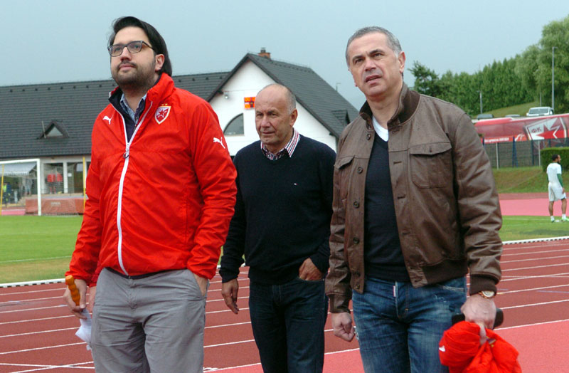 Звезда комплетирала документацију: Лиценца на мала врата 