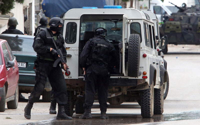 АКЦИЈА СПЕЦИЈАЛАЦА: У току хапшење помагача терориста у Куманову