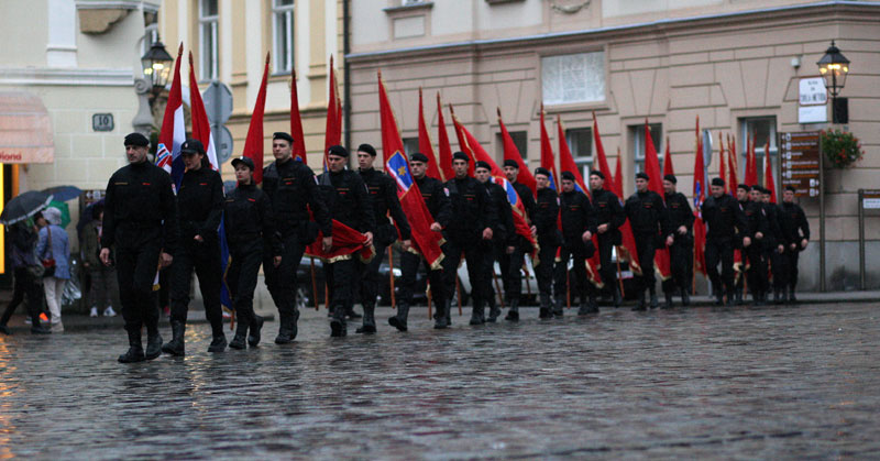 Главашеви црнокошуљаши постројени испред Сабора