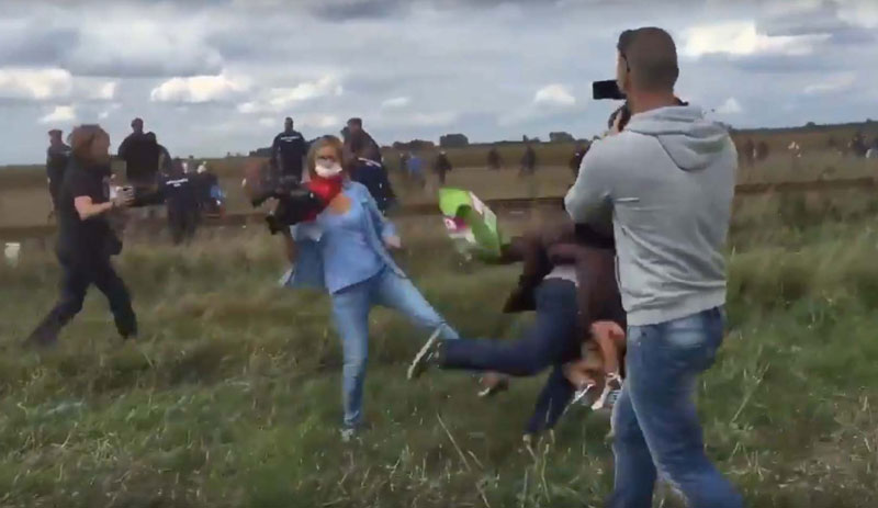 Сниматељка која је саплела избеглицу тужи мигранта и Фејсбук