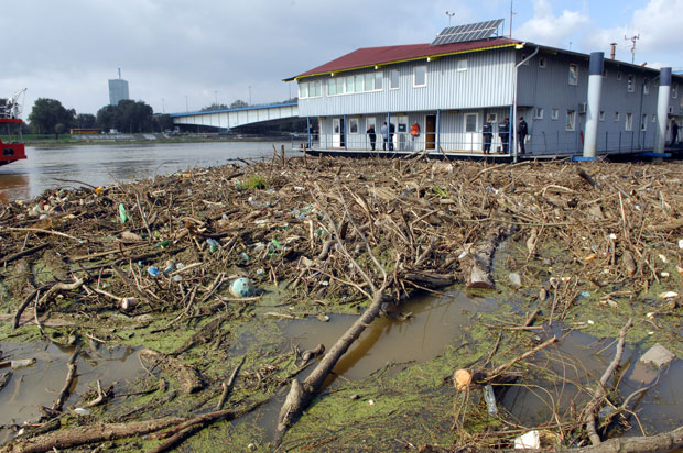 Речна полиција у смећу