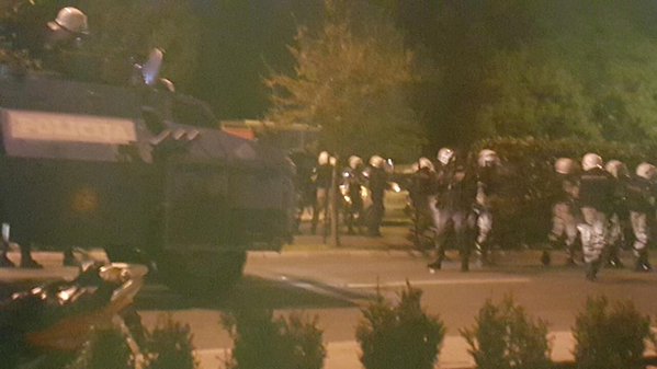 Ухапшени Мандић и Радуновић, 40  људи повређено; Полиција сузавцем и шок бомбама растурила демонстрације. Пуцано из хамера ка демонстрантима! (ВИДЕО)