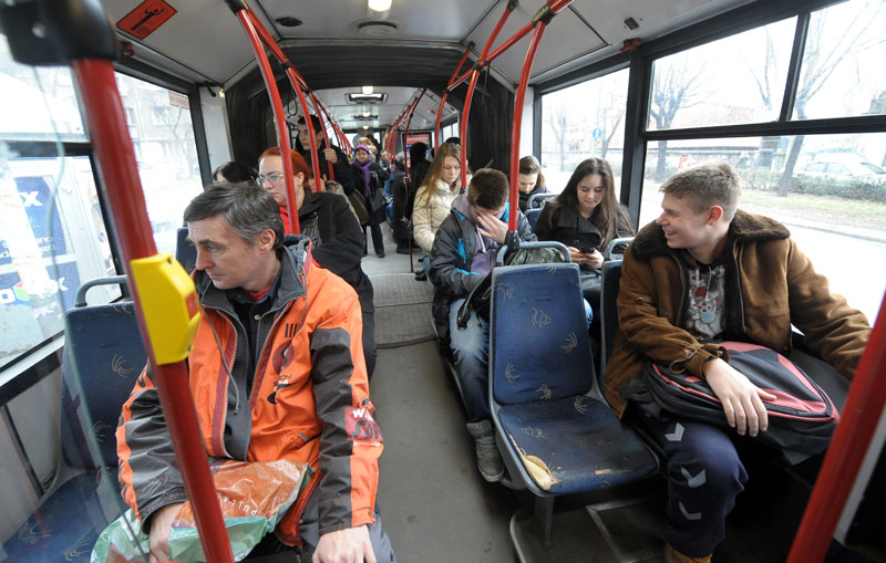 ГСП путницима плаћа поцепане панталоне!