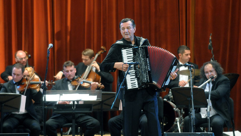 Електронско колце убило и дугметару