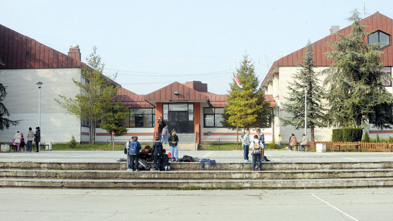 Винча: Школа са улицама и 11 одељења првака!