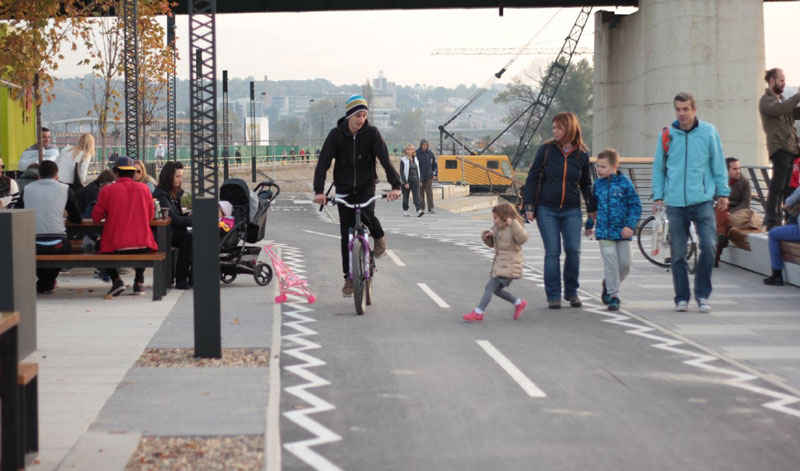 Бициклисти би ширу стазу