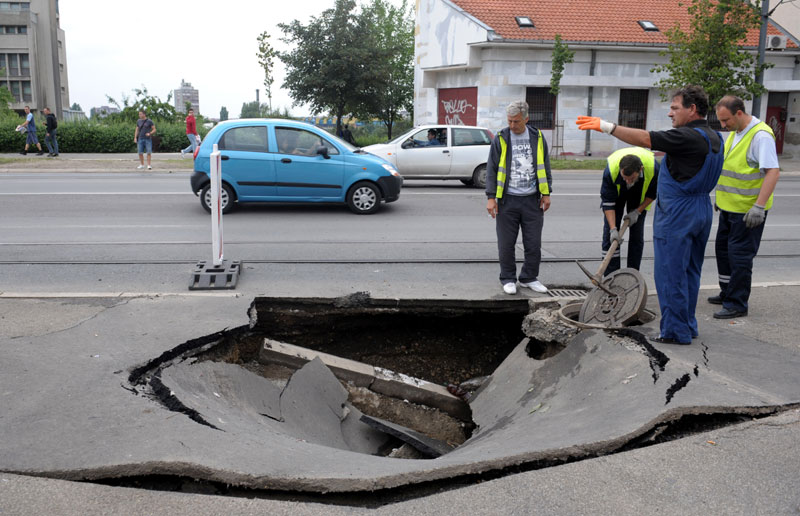 Милионски цех због кратера!