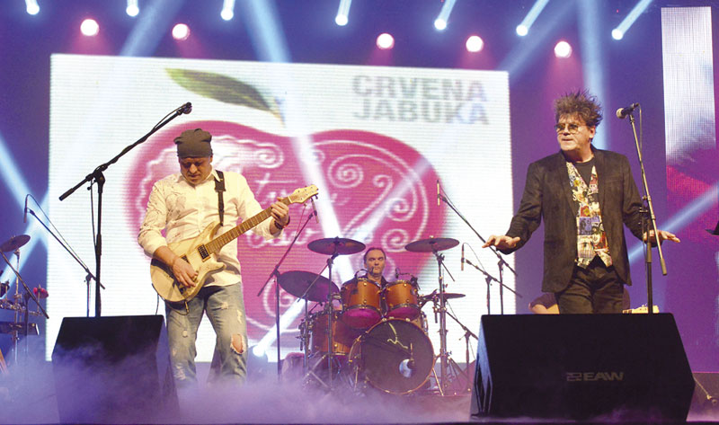 Ватромет емоција уз Црвену јабуку