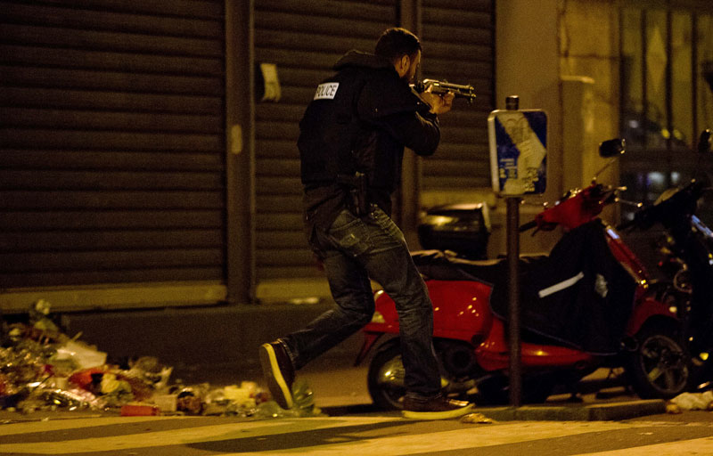 ПАРИЗ НА НОГАМА: 129 људи погинуло, Француска бомбардовала положаје Исламске државе