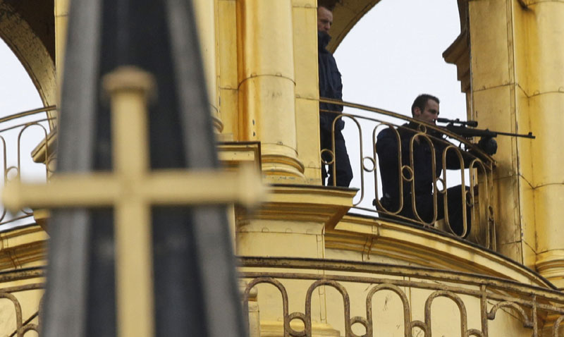 Број жртава у Паризу порастао на 130, двојици бомбаша узети отисци у Грчкој