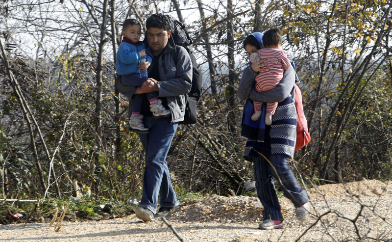 Код Куманова пронађена 44 мигранта у возилу са српским таблицама