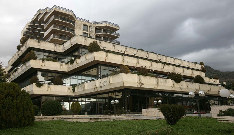 Институт намерно урушавали