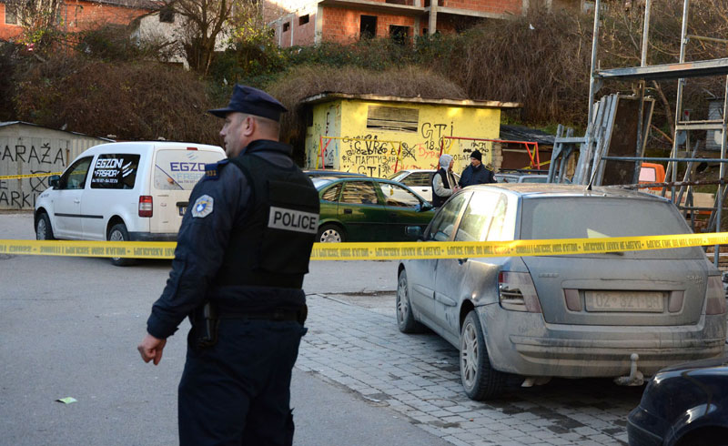 Бачена бомба на полицијску патролу у Косовској Митровици, истрага у току