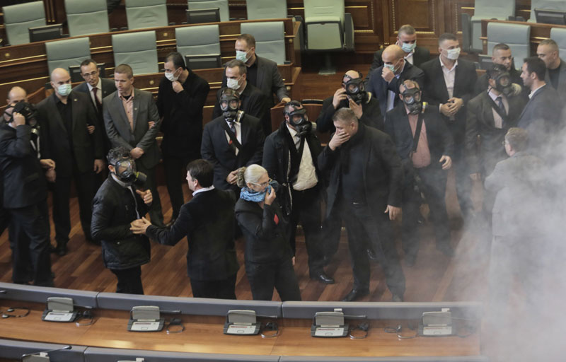 Приштина: Албански посланици сузавцем на ЗСО