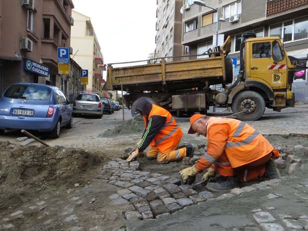 Нема калдрму ко да стави
