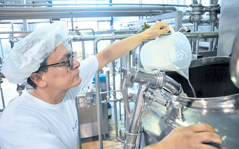 Млекари стрепе због три закона