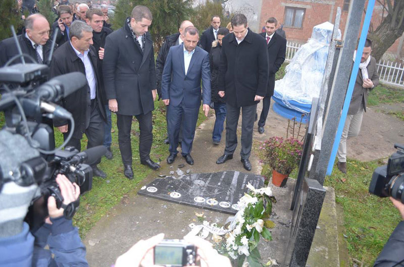 Пуцали у цео српски народ