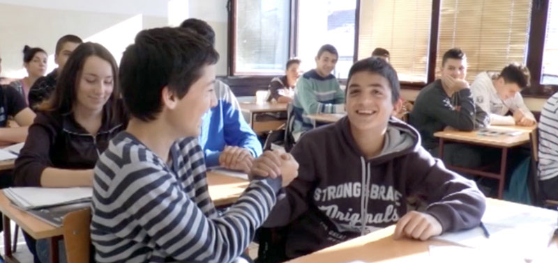 Штедели па купили обућу свом другару