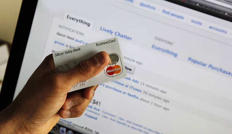 Сваки други становник ЕУ шопинговао онлајн у 2015.