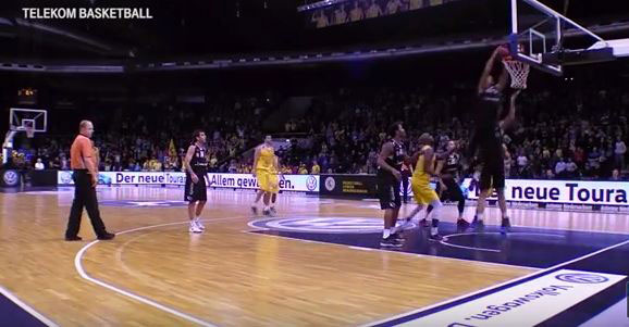 ВИДЕО: Закуцао лопту у сопствени кош и збунио судије